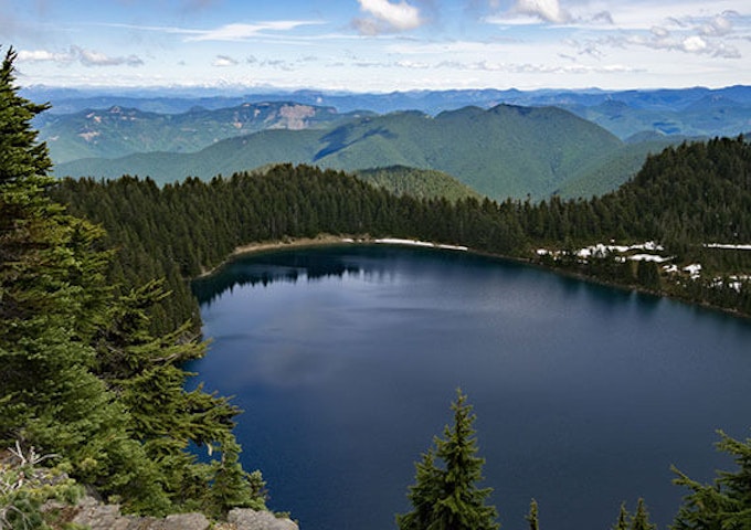 湖の水位の遠隔監視で、現地調査を効率化し、洪水予測や住民へのデータ提供が可能に