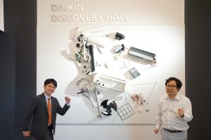 走るポーズをとる松園氏と角田氏