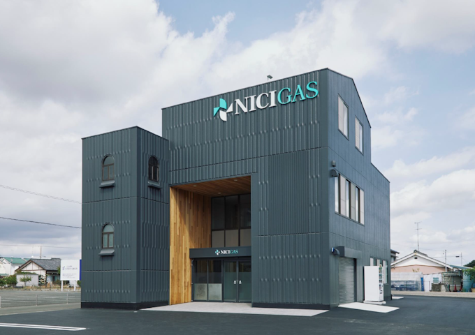 IoTデバイス「スペース蛍」の活用で、営業所をデジタル化、人的コストを削減し、事務員ゼロを実現