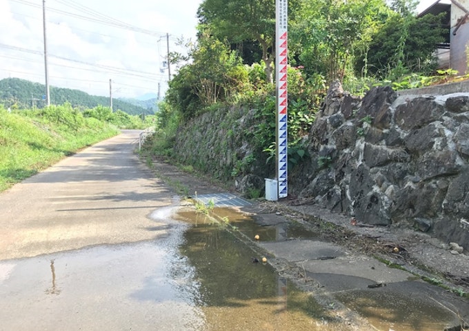 IoTで浸水を検知し、水害時の住民避難を後押し。安価な小型デバイスで、自治体の導入進む